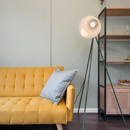 Chic 2 Bedroom Apartment Near Liverpool Street By Gold Stays ロンドン エクステリア 写真