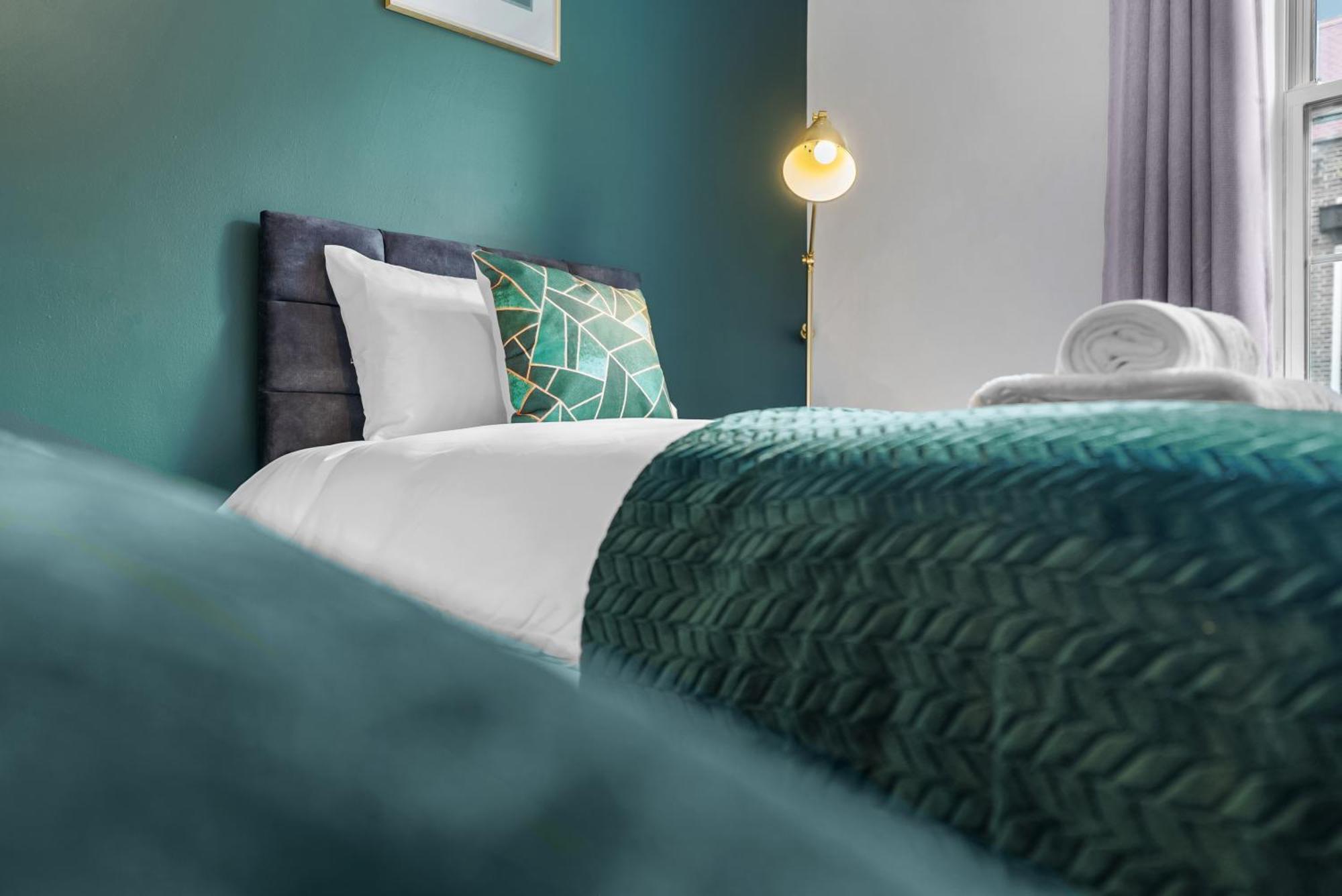 Chic 2 Bedroom Apartment Near Liverpool Street By Gold Stays ロンドン エクステリア 写真