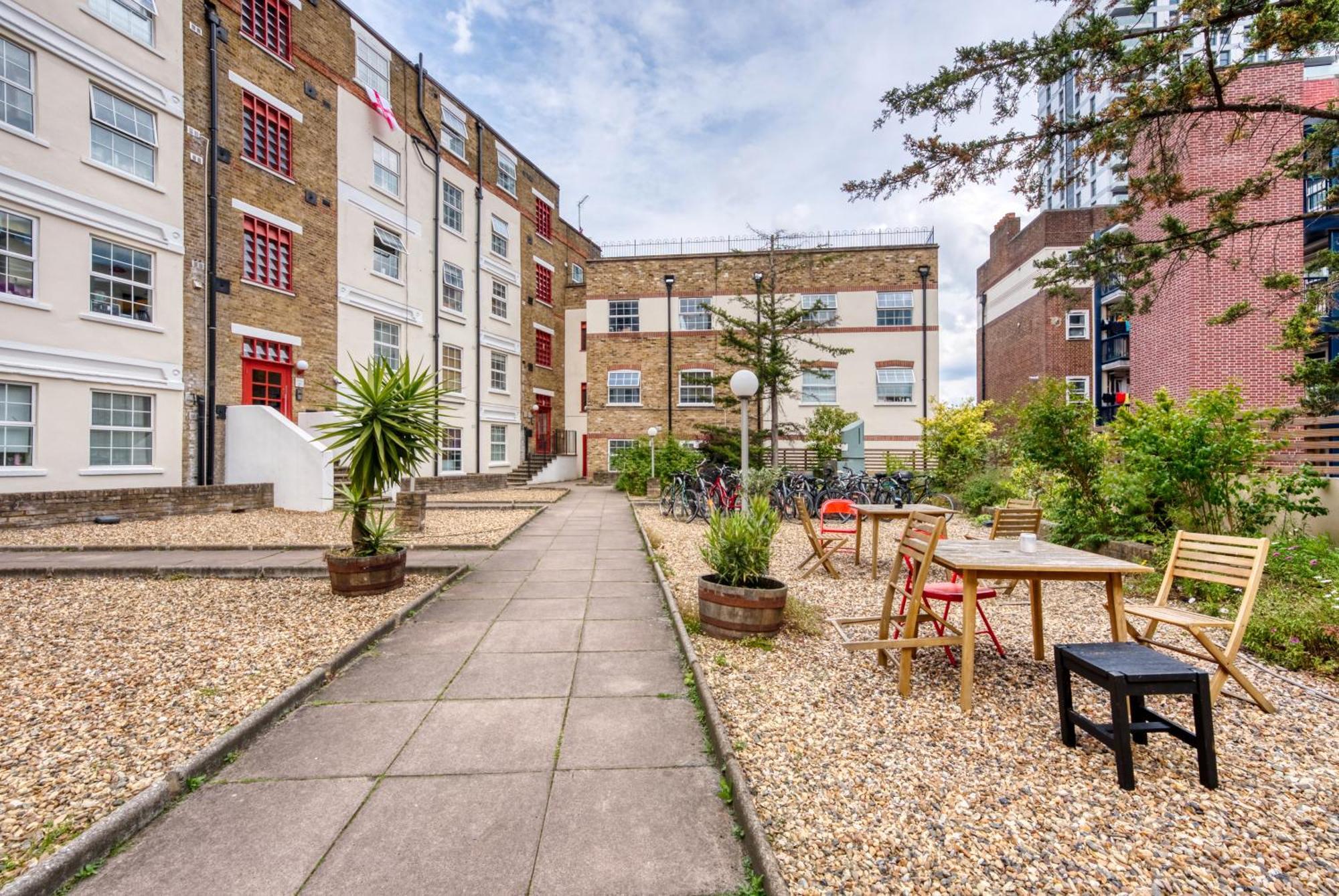 Chic 2 Bedroom Apartment Near Liverpool Street By Gold Stays ロンドン エクステリア 写真